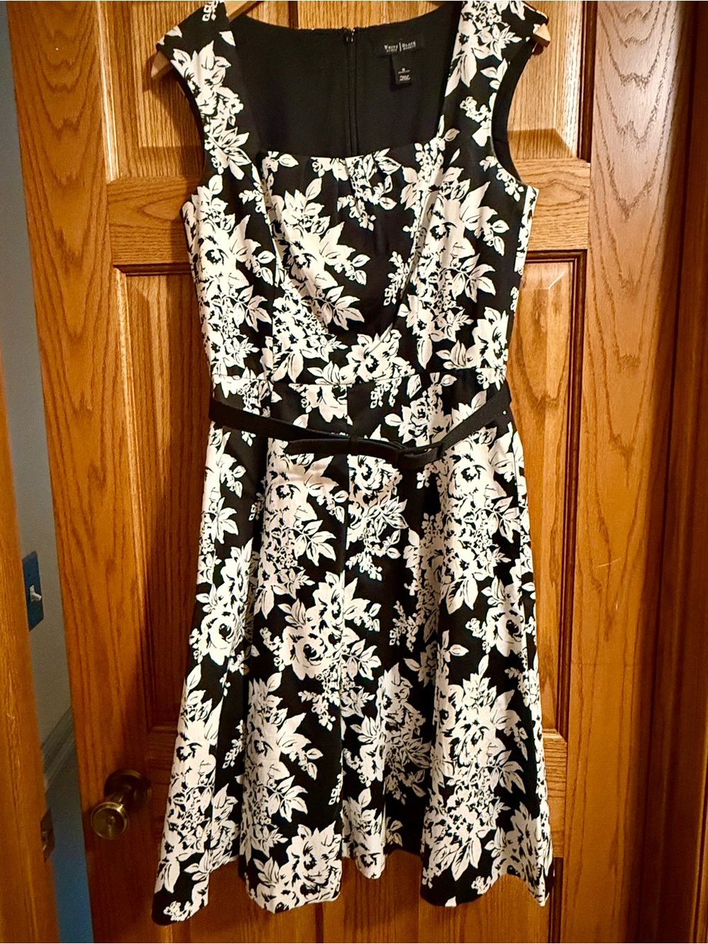 White House Black Market Black and White Floral Fit-and-Flare Dress - size 8.